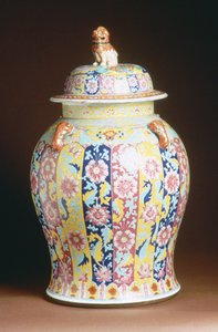 अकाल गुलाब की सजावट के साथ कवर जार, 1800-50 (चीनी मिट्टी के बरतन)